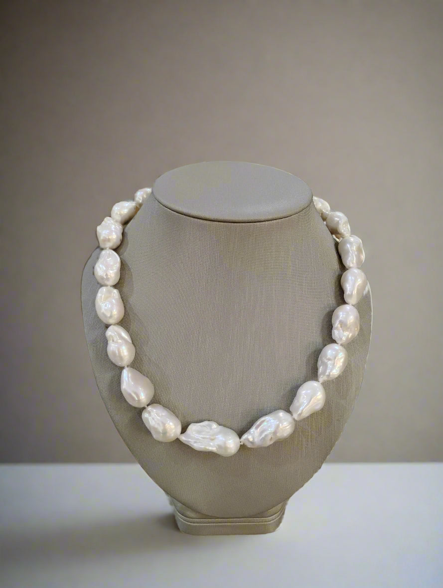 Medium baroque pearl necklace - Mildred Hoit