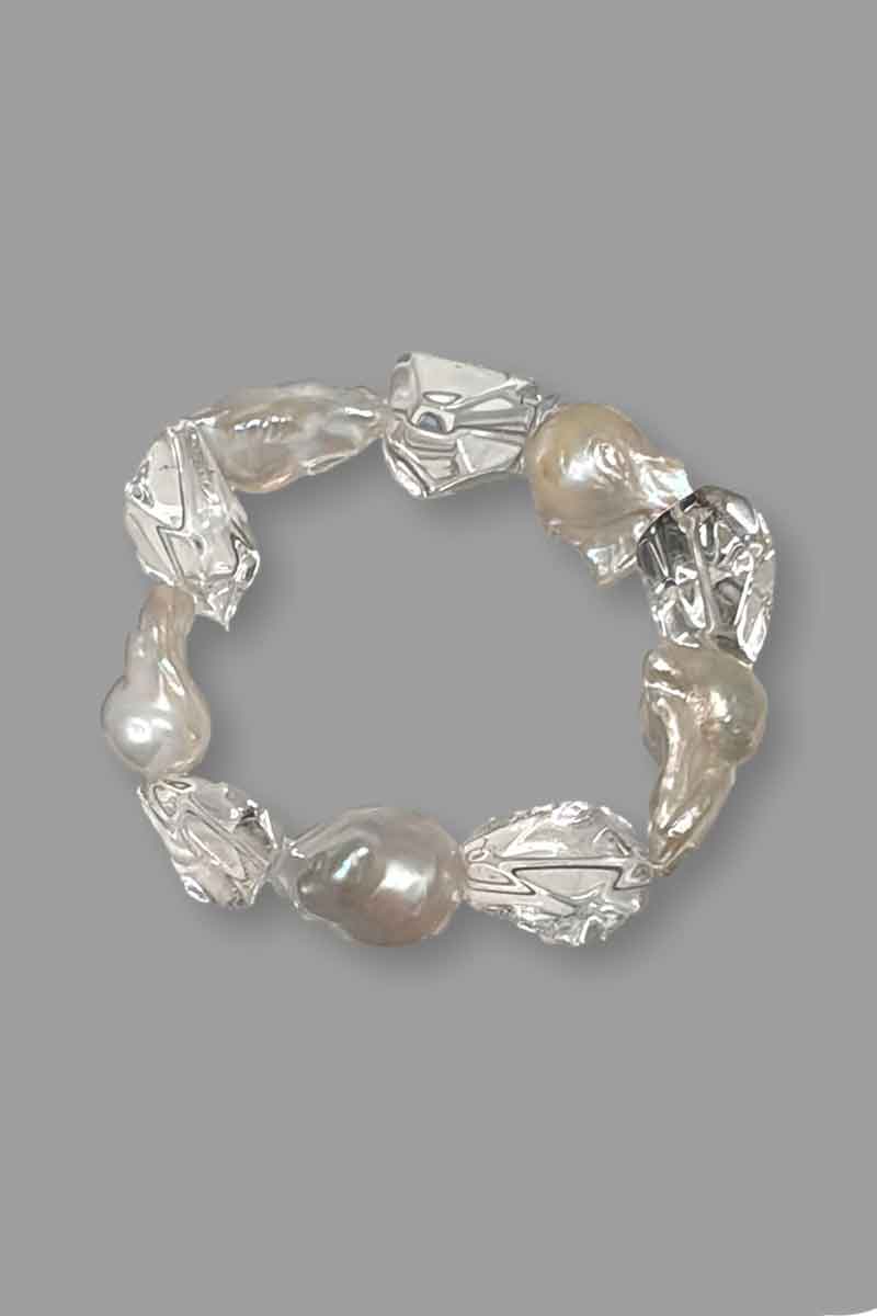 Quartz & Baroque Bracelet in White - Mildred Hoit