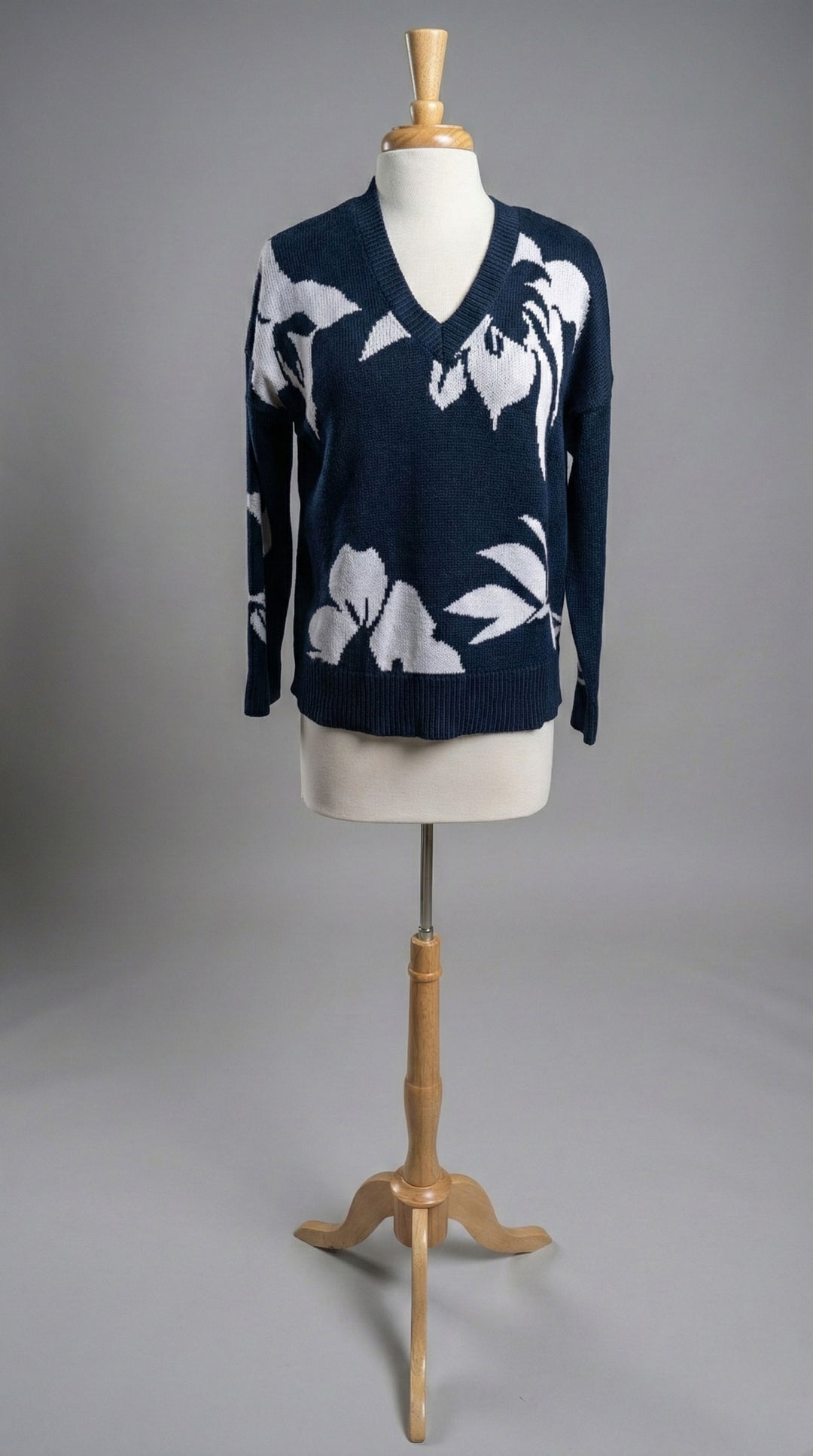 Kinross Intarsia Easy Vee in Navy & White - Mildred Hoit