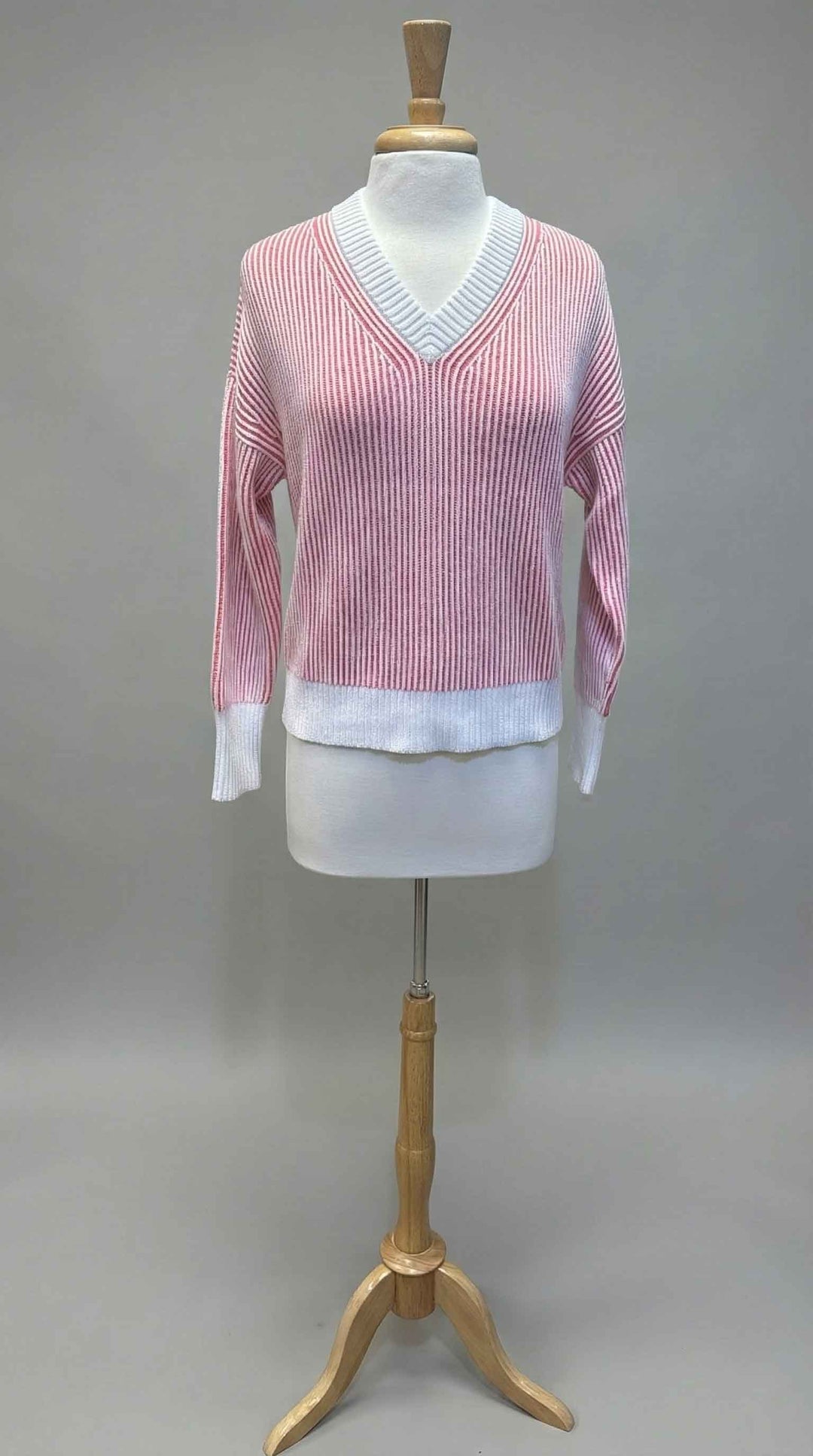 Kinross Plaited Rib Vee in Coral & White - Mildred Hoit