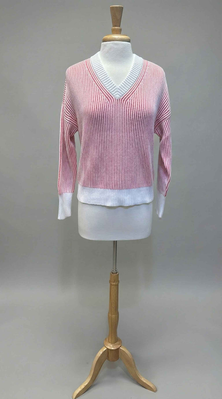 Kinross Plaited Rib Vee in Coral & White - Mildred Hoit