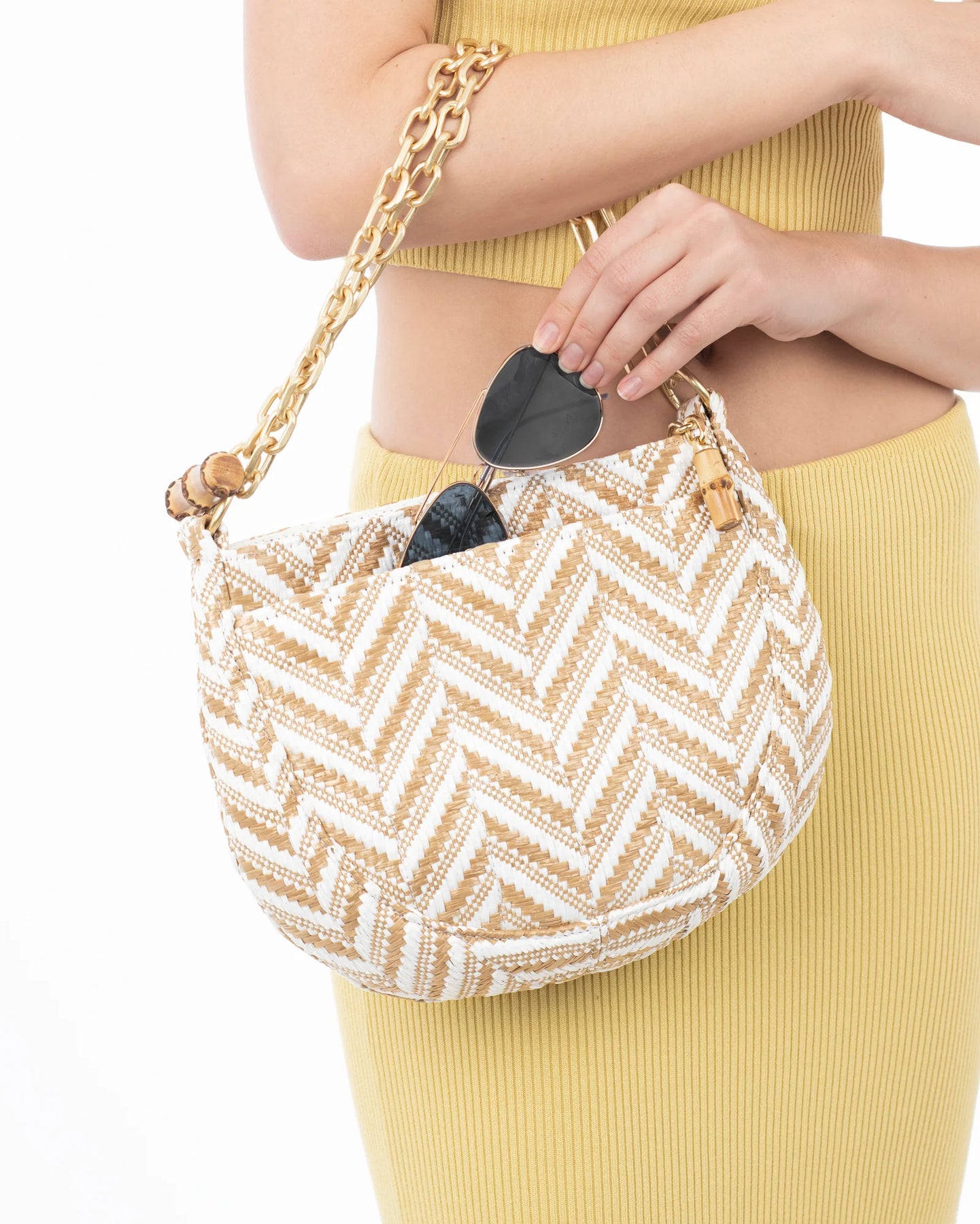 SS24_23389_CHAIN_POUCH_RAFFIA_